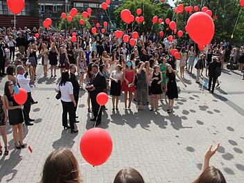 Symbol der Freiheit: Ballons mit ihren Wünschen ließen Eberns Abiturienten aufsteigen. Ein mit Problemen behafteter Versuch. Fotos: Ralf Kesel