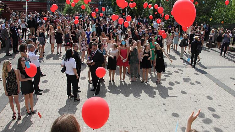 Symbol der Freiheit: Ballons mit ihren Wünschen ließen Eberns Abiturienten aufsteigen. Ein mit Problemen behafteter Versuch. Fotos: Ralf Kesel