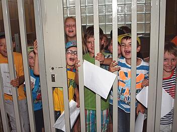 Ein mulmiges Gefühl hatten manche Kinder, als sie kurz in einer der beiden Haftzellen waren.  Fotos: Alfred Thieret