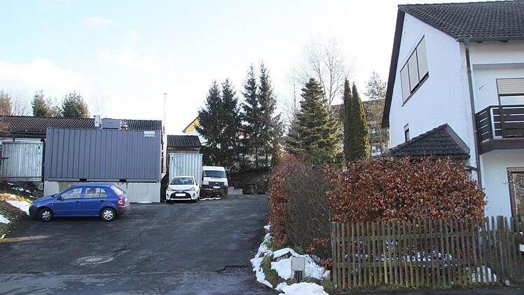 Die nächtliche Lärmbelästigung durch den Lieferverkehr der Bäckerei Dumler (links) stört Alfred Kolenda, der gleich neben der Einfahrt wohnt (rechts). Foto: Stephan Tiroch