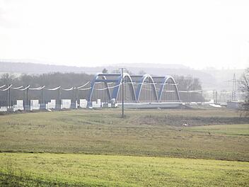 Die Bogenbrücke vor Wiesen wird momentan mit transparenten Lärmschutzwänden ausgestattet. Ein Vorhaben, das für die Bevölkerung einen großen Nutzen bringt. Foto: Matthias Einwag