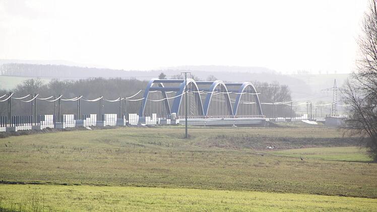 Die Bogenbrücke vor Wiesen wird momentan mit transparenten Lärmschutzwänden ausgestattet. Ein Vorhaben, das für die Bevölkerung einen großen Nutzen bringt. Foto: Matthias Einwag