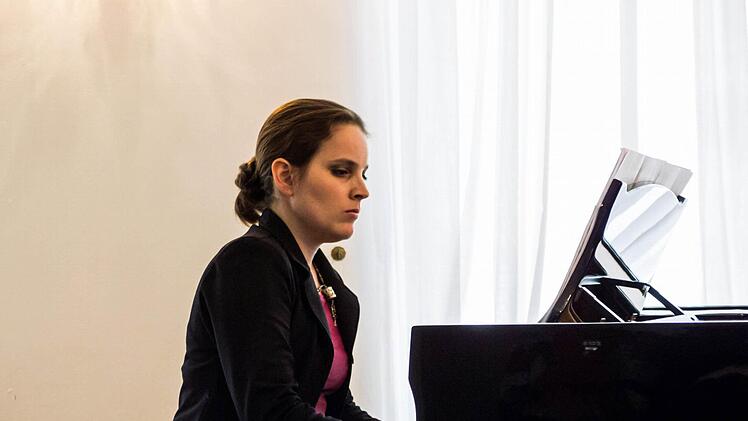 Impressionen von Anja Lenßens Brecht-Programm beim Rodacher Rückertkreis. Am Klavier: Virginia Breitenstein-Krejcik.Foto: Jochen Berger