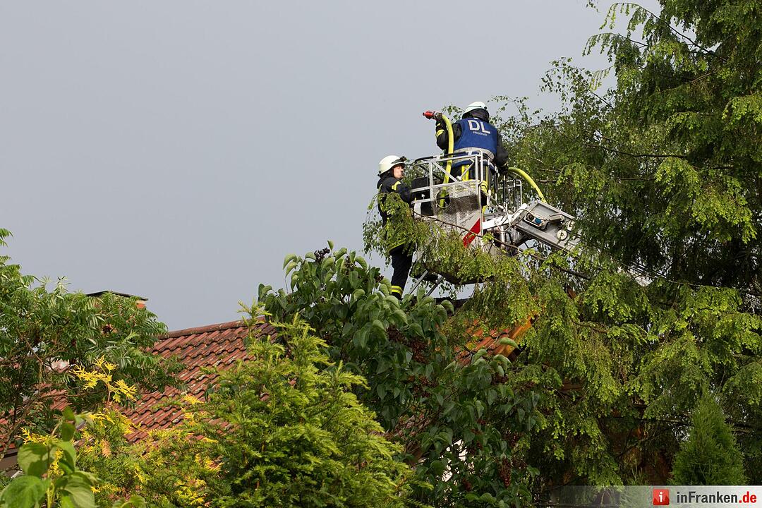 Unwetter in Mittelfranken: Überschwemmung, Blitzschlag, Straßenschäden