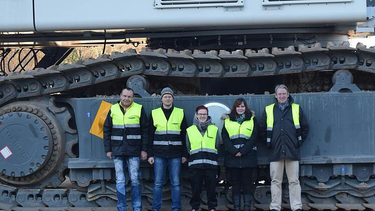 Auch außerhalb des Schießstands ein eingeschworenes Team: Reinhard Mohr, Manuel Wittmann, Sabrina Hößl, Katharina Stang und Jürgen Wallowsky (von l.) bei einer Führung in einem Großbagger-Werk.