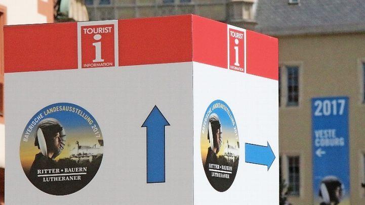 Wo geht's zur Veste? Diese Frage haben schon bisher die granitenen Stelen beantwortet, die als Fußgängerleitsystem in der Stadt aufgestellt wurden. Für die Landesausstellung wurden 30 von ihnen etwas augenfälliger verkleidet. Foto: Simone Bastian