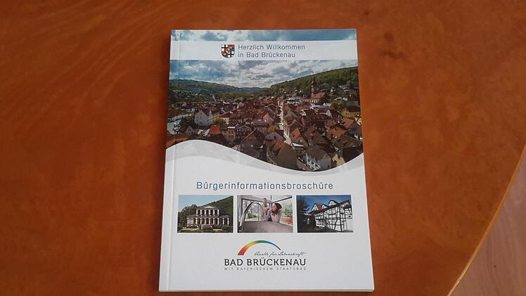 Einen ausführlichen Blick auf das Stadtleben ermöglicht die neue Bürgerinformationsbroschüre. Das Heft im handlichen Format wird an alle Bad Brückenauer Haushalte verteilt. Foto: Rolf Pralle