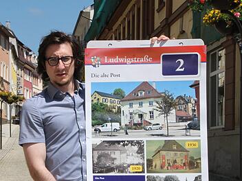 Jan Marberg, Leiter des Kulturbüros, zeigt eine der Schautafeln der Ausstellung. Foto: Ulrike Müller