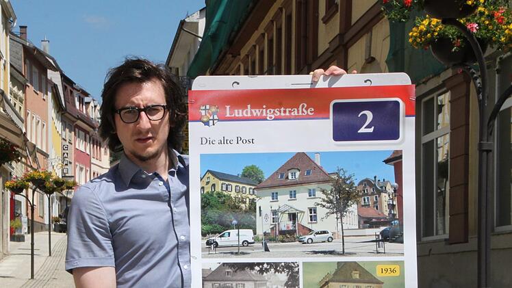 Jan Marberg, Leiter des Kulturbüros, zeigt eine der Schautafeln der Ausstellung. Foto: Ulrike Müller