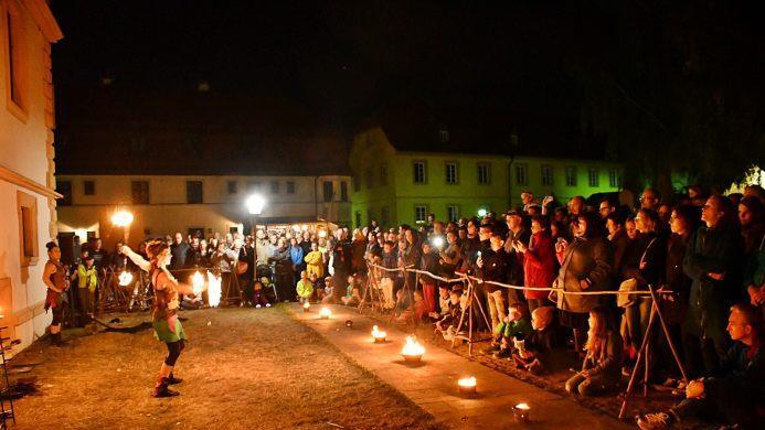 Die Feuershow am Samstagabend war das Highlight an diesem Tag. Die beiden Künstlerinnen begeisterten die Zuschauer.  Hanns Friedrich