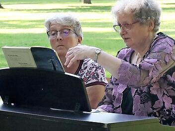 Hochkonzentriert spielte Annerose Röder (rechts), die von Christa Rauscher unterstützt wurde, die Lieder am elektronischen Klavier im Schlosspark in Niederfüllbach.