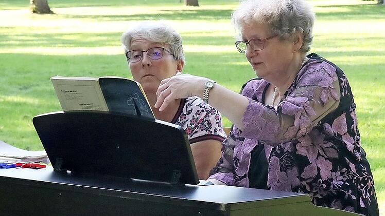 Hochkonzentriert spielte Annerose Röder (rechts), die von Christa Rauscher unterstützt wurde, die Lieder am elektronischen Klavier im Schlosspark in Niederfüllbach.