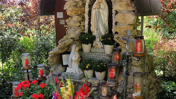 Ein Ziel der Marienverehrung ist die Lourdes-Grotte bei Weichtungen seit mehr als 100 Jahren. Foto: Philipp Bauernschubert
