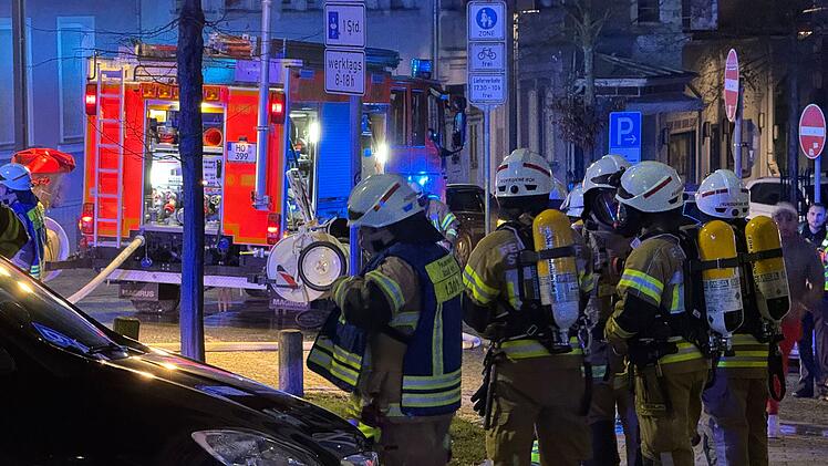 Feuer in einem Mehrfamilienhaus in Hof ausgebrochen: Eine Person ins Krankenhaus
