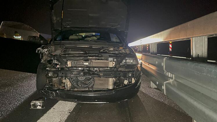 Unfall mit drei Autos: Mindestens eine Person verletzt