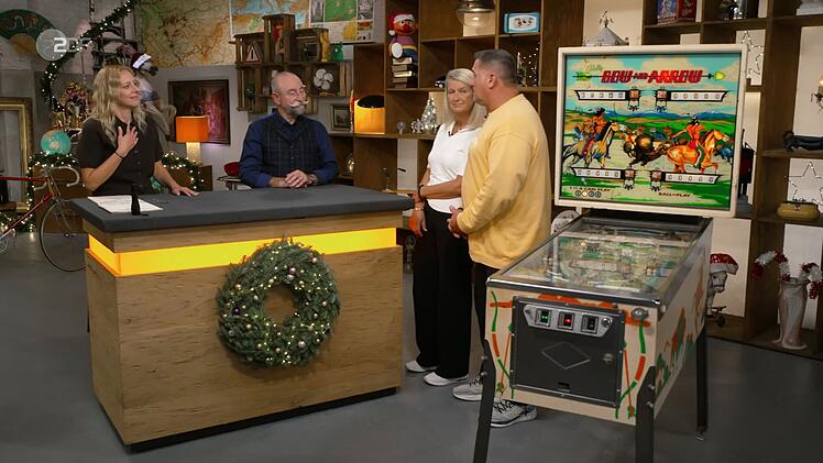 Als Volker aus Warendorf berichtete, wie er an den Spielautomaten gekommen war, wirkte die Expertin spürbar gerührt. Er hatte das gute Stück in den 1980er Jahren als Dank für seine Hilfe bei einem Umzug von einem Kollegen geschenkt bekommen - und anschließend wurde "das schöne Teil" ganze 40 Jahre lang zu Hause bespielt, wie er erzählte.