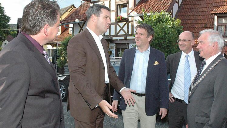 Finanzminister Markus Söder (2.v.l.) wurde von Hermann Niediek (von links), Landtagskandidat Steffen Vogel, Bürgermeister Wilhelm Schneider und Bürgermeister Karlheinz Denninger begrüßt. Foto: Schmidt