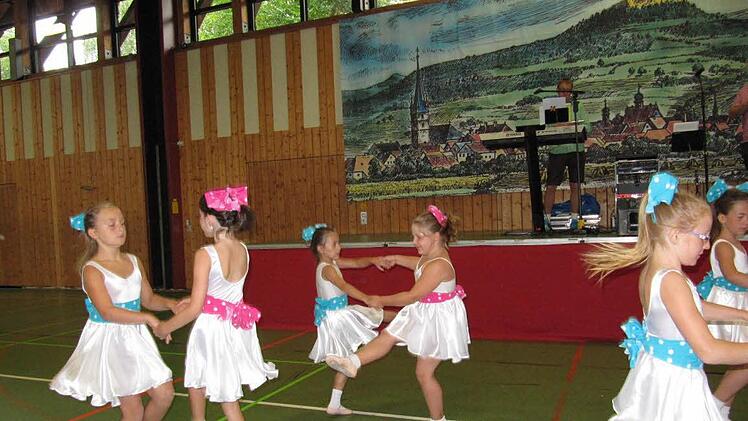 Einen schwungvollen Rock 'n' Roll zeigten die Kleinen der Ballettschule Alice Goraus.