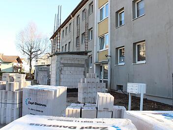 Seit über einem Jahr müssen die Mieter in der St.-Georg-Straße in Höchstadt auf einer Großbaustelle leben. Fotos: Andreas Dorsch