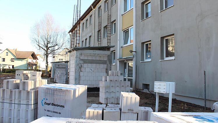 Seit über einem Jahr müssen die Mieter in der St.-Georg-Straße in Höchstadt auf einer Großbaustelle leben. Fotos: Andreas Dorsch