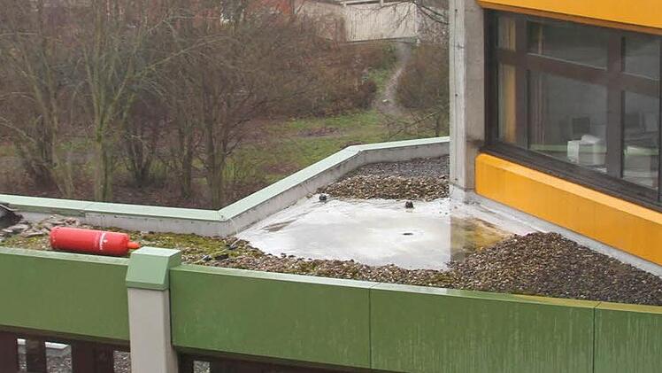 Die Pfützen auf den Dächern sind das große Problem, denn immer wieder dringt Wasser ins Innere durch. Jetzt sollen geneigte Dächer dauerhaft Abhilfe schaffen .  Fotos: Sonja Adam