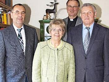 Jutta und Walter Kraus feierten goldene Hochzeit. Links im Bild Bürgermeister Jürgen Kohmann, hinten steht Stadtpfarrer Georg Birkel. Foto: hkl