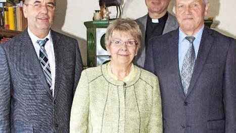 Jutta und Walter Kraus feierten goldene Hochzeit. Links im Bild Bürgermeister Jürgen Kohmann, hinten steht Stadtpfarrer Georg Birkel. Foto: hkl