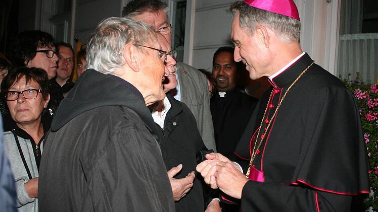 Viele nahmen die Gelegenheit wahr, mit dem Vertrauten des Papstes ein persönliches Wort zu sprechen. Foto: Evi Seeger