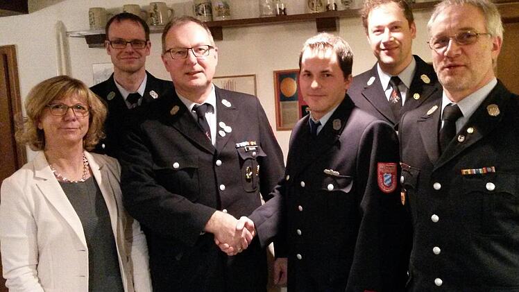 Die Neuwahl ist geschafft: Bürgermeisterin Rita Schaupp (von links), Vorsitzender Martin Hofmann, "Ex"-Kommandant Benno Zellhan, Kommandant Marcel Wetzel, Vize-Kommandant Alexander Meder und Kreisbrandmeister Elmar Eisenmann.  Foto: Thomas Reuter
