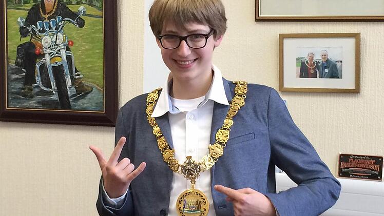 Biklas darf einmal Jim Todds Amtskette tragen. Foto: privatz