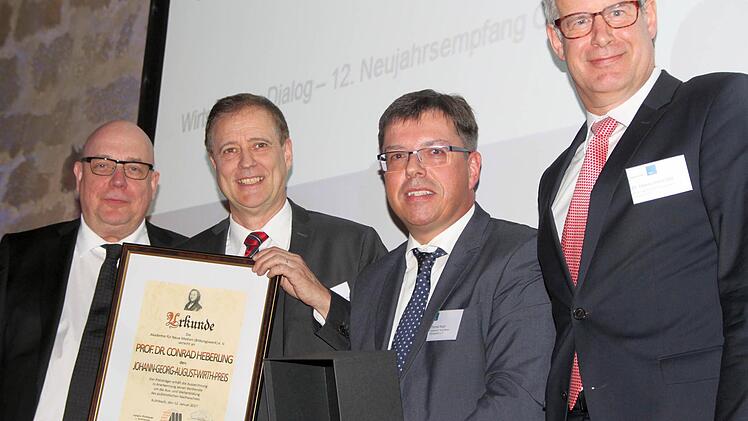 Der Vorsitzende der Akademie für Neue Medien, Johann Pirthauer (links) und Studienleiter Thomas Nagel (rechts) überreichten den Johann-Georg-August-Wirth-Medienpreis an Conrad Heberling. Rechts im Bild: Hanns-Peter Ohl. stellvertretender Vorsitzender der vbw-Bezirksgruppe Oberfranken. Foto: Jochen Nützel