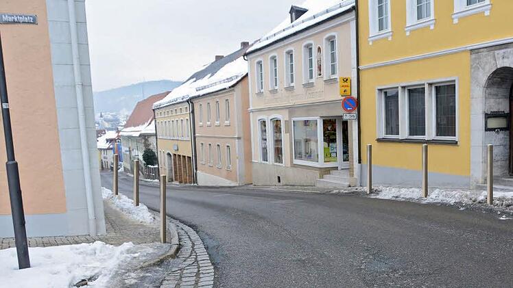 So könnte ein Stück Sicherheit an der Hauptstraße aussehen: Die SPD-Fraktion möchte Begrenzungspfosten entlang der Gehsteige im Bereich Marktplatz 4 und 5. Foto: Dagmar Besand, Montage: Klaus Heim