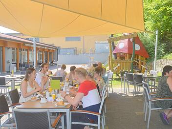 Der Au&szlig;enbereich des Caf&eacute; Luna vermittelt ein bisschen "Urlaubsfeeling&rdquo;.  Foto: Arthur Stollberger