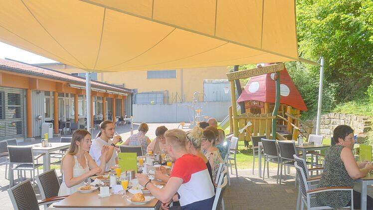 Der Au&szlig;enbereich des Caf&eacute; Luna vermittelt ein bisschen "Urlaubsfeeling&rdquo;.  Foto: Arthur Stollberger