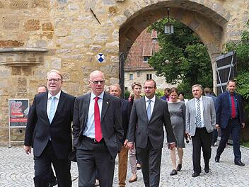 Bundestagspr&auml;sident Norbert Lammert (vorn) hat am Freitag die Landesausstellung "Ritter, Bauern, Lutheraner" auf der Veste Coburg besucht. Anschlie&szlig;end sprach er in der "Burgsch&auml;nke" bei einem Empfang von MdB Hans Michelbach (links). Lammert zeigte sich dabei als &uuml;berzeugter Europ&auml;er.Foto: Christoph Winter