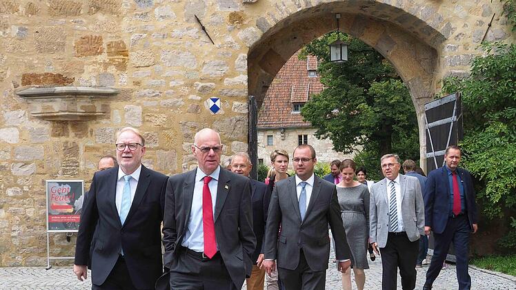 Bundestagspr&auml;sident Norbert Lammert (vorn) hat am Freitag die Landesausstellung "Ritter, Bauern, Lutheraner" auf der Veste Coburg besucht. Anschlie&szlig;end sprach er in der "Burgsch&auml;nke" bei einem Empfang von MdB Hans Michelbach (links). Lammert zeigte sich dabei als &uuml;berzeugter Europ&auml;er.Foto: Christoph Winter