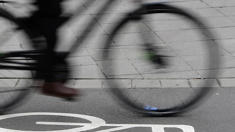 Wer kann helfen? Wer hat etwas gesehen? Ende August stürzte eine 77-Jährige vom Fahrrad. Foto: Symbolbild / Daniel Bockwoldt / dpa