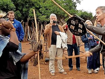 Afrika, wie man es sich vorstellt: Zu den Gebräuchen der Zulus im Shakaland gehört der Speerkampf, den hier Ralf Kuczera übt.   Foto: gg