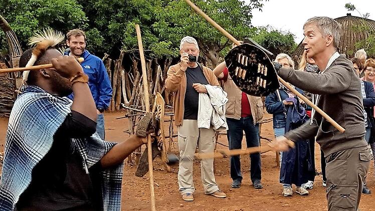 Afrika, wie man es sich vorstellt: Zu den Gebräuchen der Zulus im Shakaland gehört der Speerkampf, den hier Ralf Kuczera übt.   Foto: gg