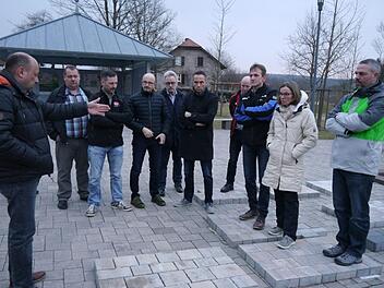 Bei einem Ortstermin in Schönderling stellte Johannes Hahn den  Schondraer Marktgemeinderäten verschiedene Pflastertypen vor. Foto: Oswald Türbl