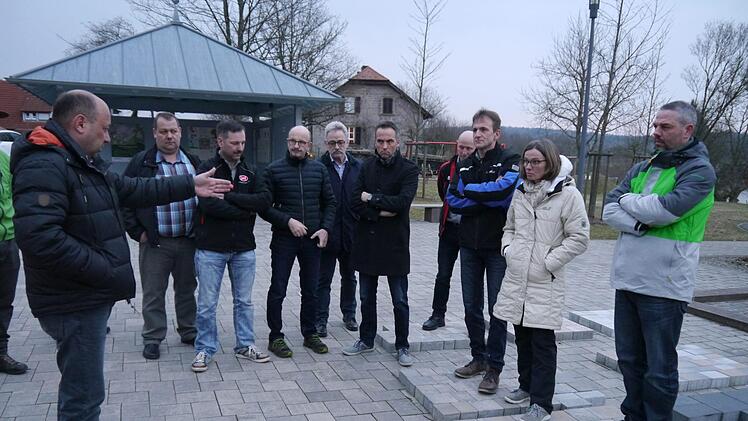 Bei einem Ortstermin in Schönderling stellte Johannes Hahn den  Schondraer Marktgemeinderäten verschiedene Pflastertypen vor. Foto: Oswald Türbl