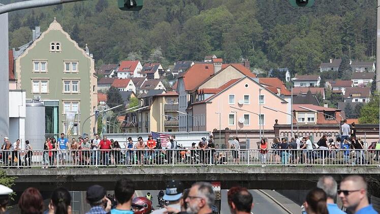 Die Zuschauer säumten die Straßen. Foto: Barbara Herbst