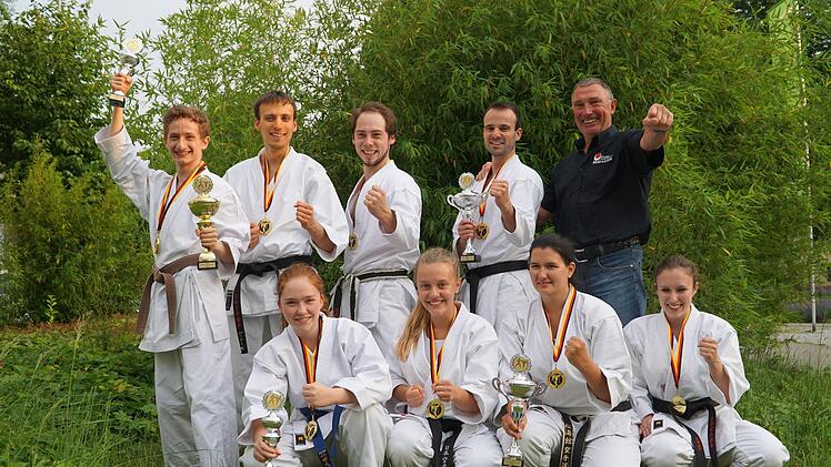 Das erfolgreiche Team: (vorne von links) Paula Achtelstetter, Lisa Gambke, Franziska Grie&szlig;hammer und Stefanie Weggel; (hinten von links) Huseyn Abbas, Maximilian R&ouml;thlein, Daniel Bergmann, Meisterschaftscoach Christoph R&ouml;thlein und Trainer Henry Landeck  Foto: Karate-Zentrum Kulmbach