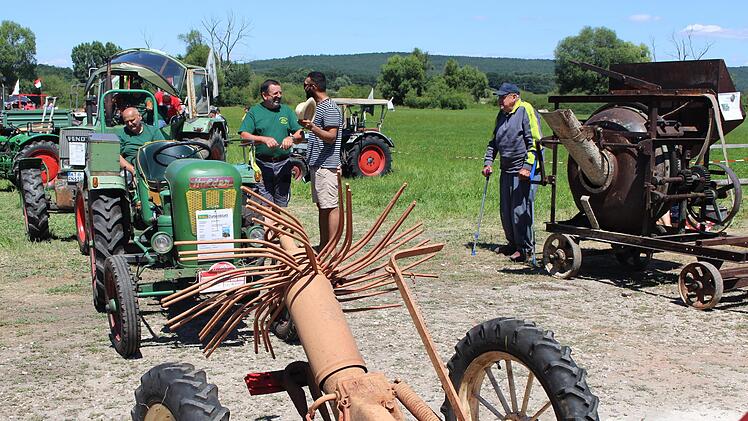 Ein alter Kartoffelroder und rechts daneben eine Betonmischmaschine aus dem Jahr 1937
