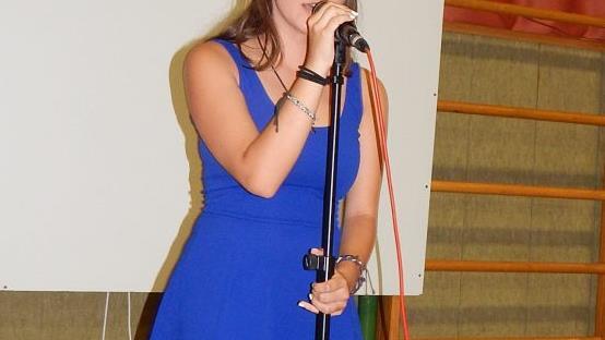 Die Klassenbesten mit Bürgermeister Stefan Hartnack (links), Schulleiter Jochen Kees (Zweiter von rechts) und Konrektorin Sabrina Petzoldt (rechts).  Foto: Horst Wunner