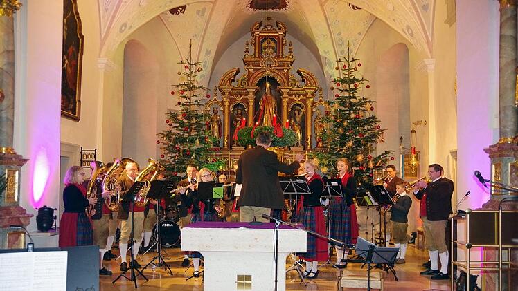 Die Hesselbacher Musikanten brachten den Zauber von Weihnachten zum Klingen.Heike Schülein