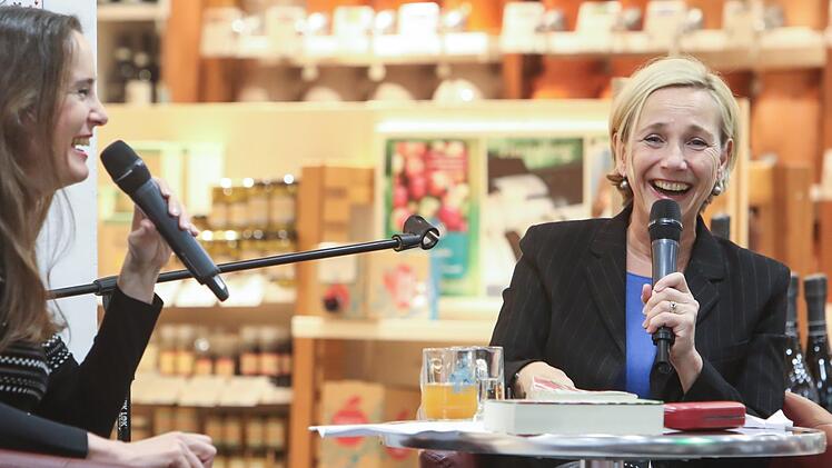 Tanja Kinkel (links) und Amelie Fried bei der Lesung  Foto: Barbara Herbst