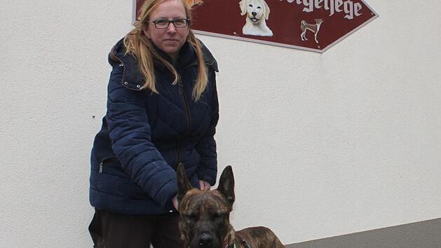 Sandra Schunk, hier mit Hund Sami, tr&auml;gt die Verantwortung f&uuml;r die Tierheimbewohner. Foto: Stefanie Gleixner
