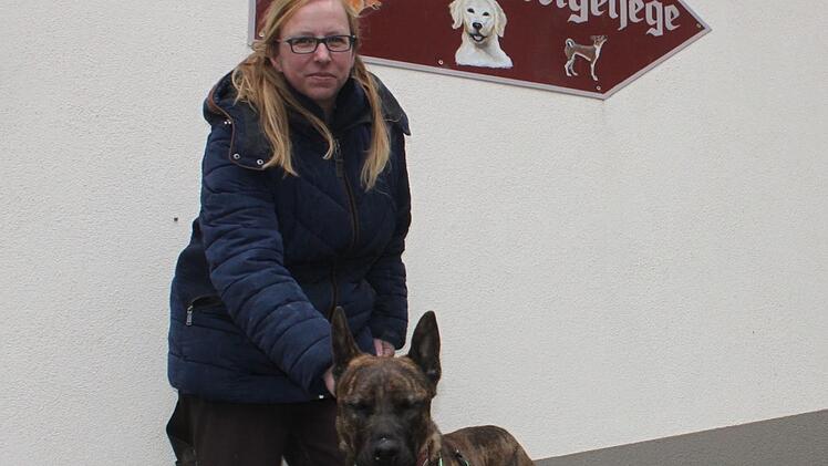 Sandra Schunk, hier mit Hund Sami, tr&auml;gt die Verantwortung f&uuml;r die Tierheimbewohner. Foto: Stefanie Gleixner