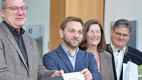 Präsentieren das Buch über Tagfalter und Widderchen des Coburger Landes (von links): Carsten Ritzau, Alexander Ulmer, Petra Altrichter und Gerhard Hübner. Foto: Rainer Lutz